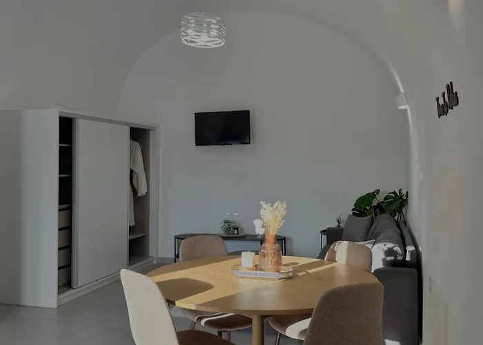 Asmeri With Jacuzzi In Santorini