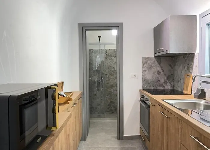 Asmeri With Jacuzzi In Santorini