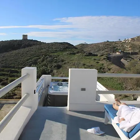 Asmeri With Jacuzzi In Santorini *
