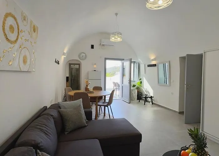 Asmeri With Jacuzzi In Santorini Apartment