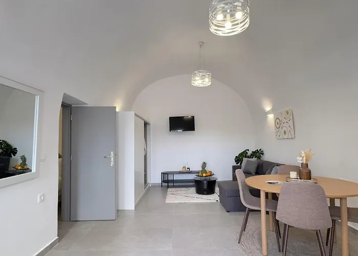 Asmeri With Jacuzzi In Santorini *