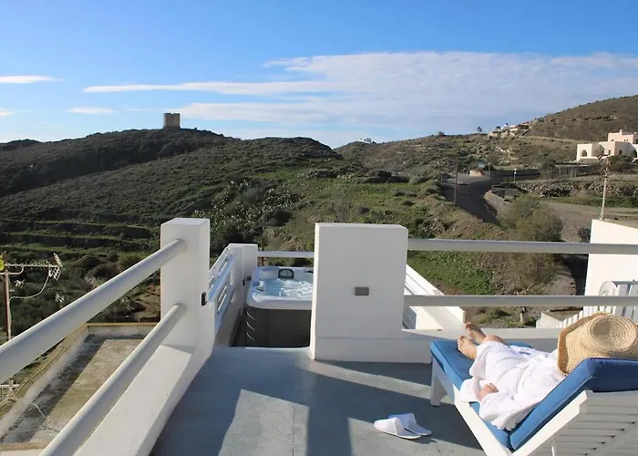 Asmeri With Jacuzzi In Santorini *