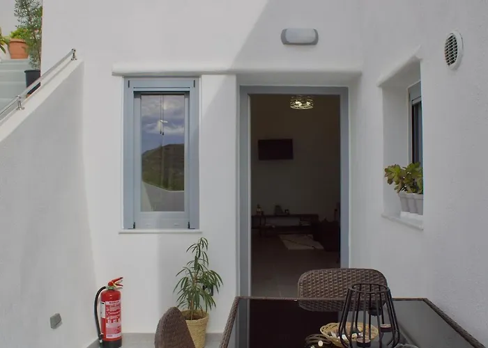 Asmeri With Jacuzzi In Santorini