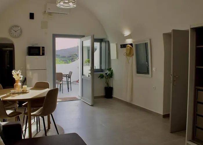 Asmeri With Jacuzzi In Santorini Akrotírion