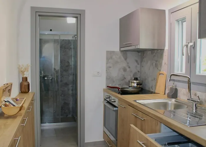 Asmeri With Jacuzzi In Santorini Akrotírion