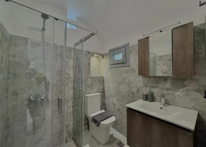 Asmeri With Jacuzzi In Santorini *