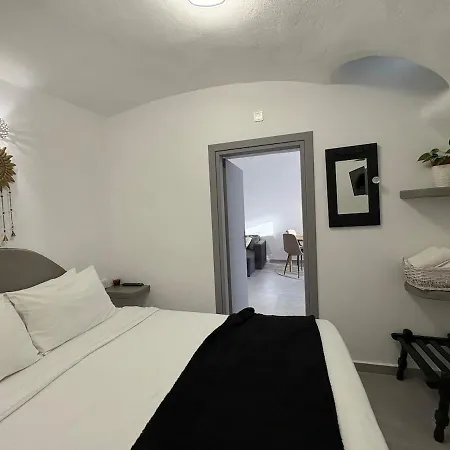 Asmeri With Jacuzzi In Santorini