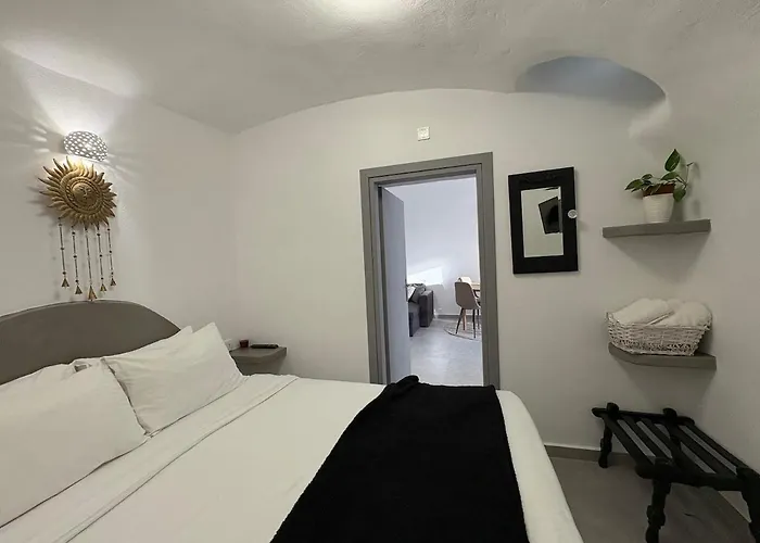 Asmeri With Jacuzzi In Santorini